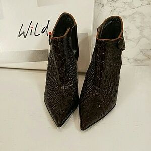 Never worn Wild Pair Fall Point-toe Booties sz 7.5